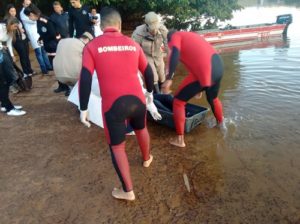 bombeiros em itumbiara carro cai de ponte