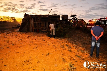 caminhao tomba em cima de motorista