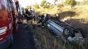 capotamento proximo a catalao foto bombeiros goias