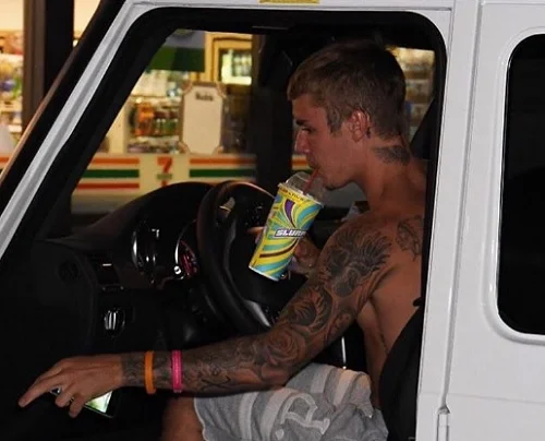 justin bieber no carro