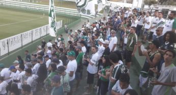 Torcedores fazem protestos contra diretoria do Goiás