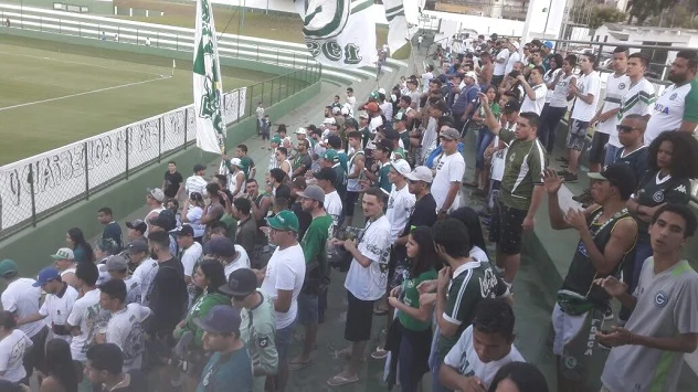 protesto torcida goias serrinha