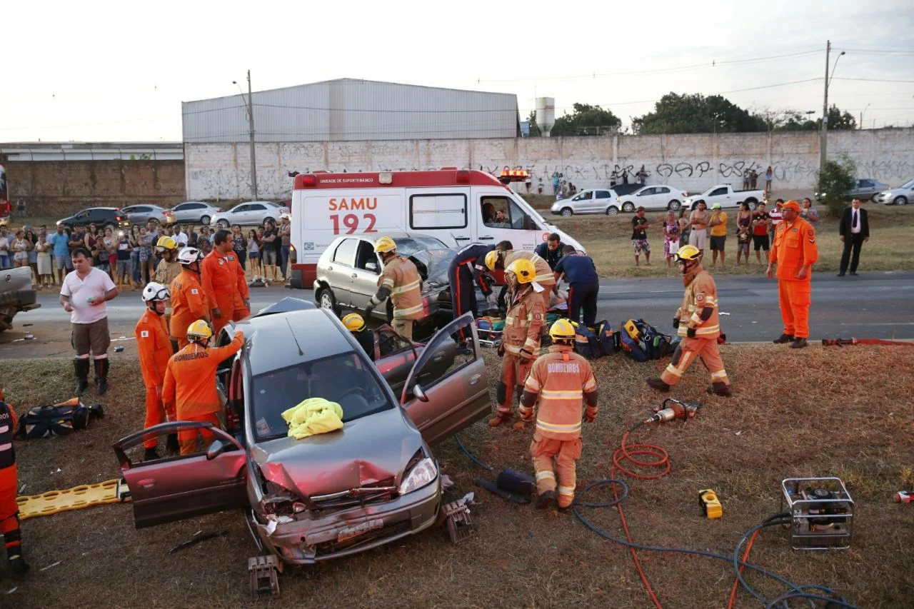 acidente 4 carros br 060