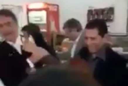 bolsonaro leva ovo na cara