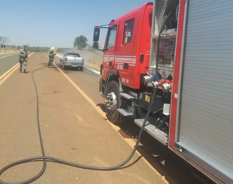 carro pega fogo na br080