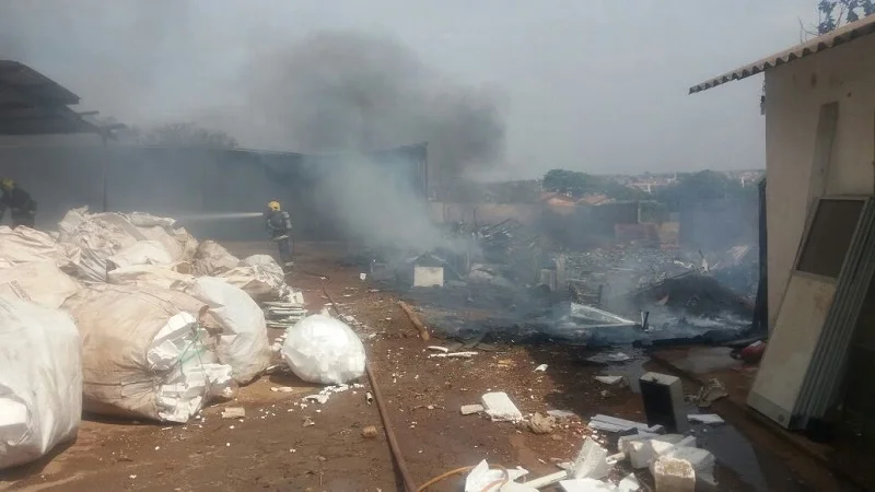 incendio em empresa de reciclagem foto cbmgo