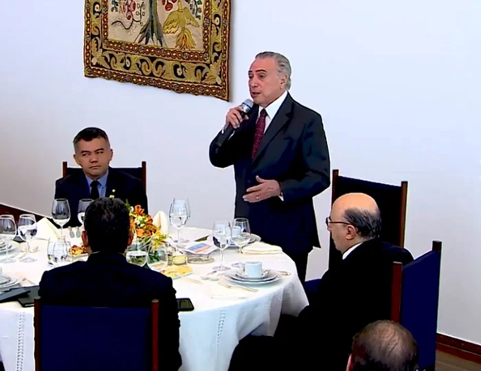 temer em jantar