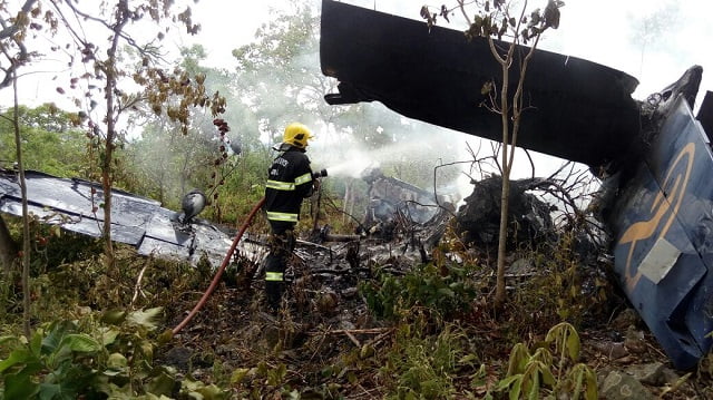 aviao caiu na cidade de goias foto bombeiros go