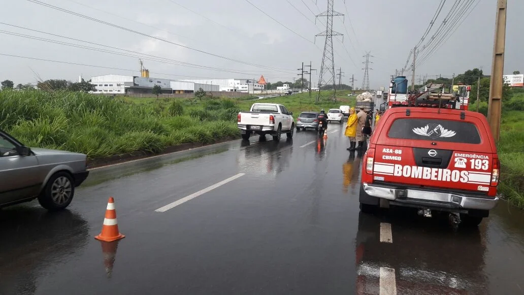 carro submerso em aparecida foto divulgacao cbmgo