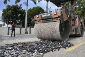 destruicao de armas foto tania rego agencia brasil