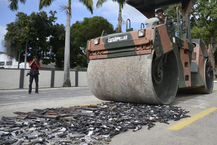 destruicao de armas foto tania rego agencia brasil