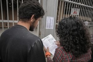 enem estudantes na porta de faculdade em sp foto dario oliveira folhapress