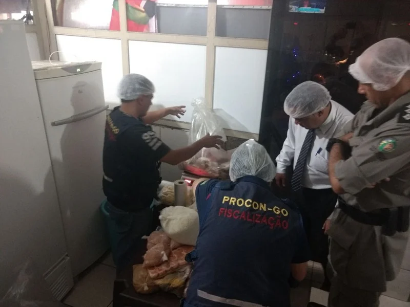 procon apreende alimentos em restaurante imagem procon goias