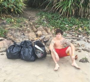 whindersson nunes recolhe lixo na praia reproducao instagram