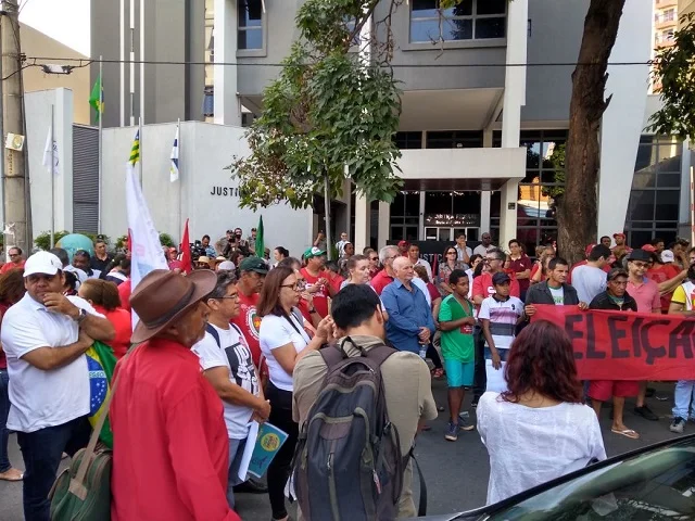 manifestacao em frente a justica federal em goiania foto samuel straioto