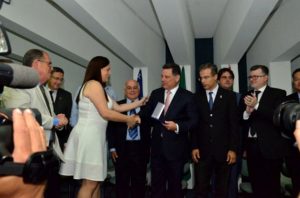 marconi recebe homenagem de servidores publicos