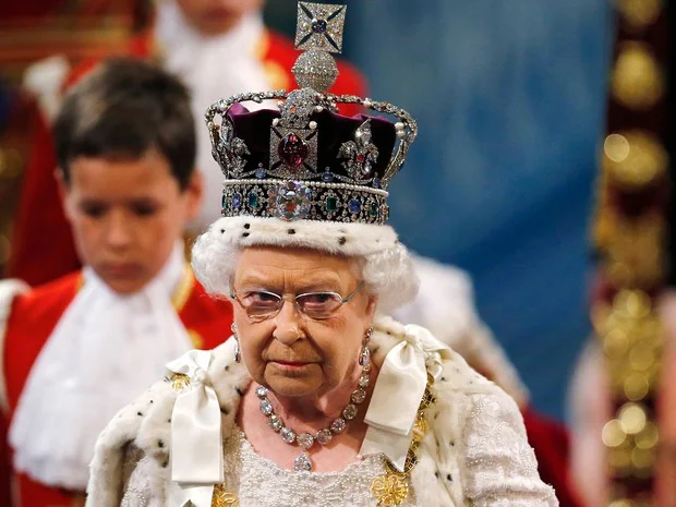 rainha elizabeth coroa foto suzanne plunkett afp