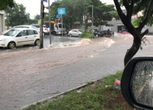 chuva em goiania foto carlos bueno.jpg