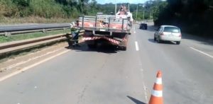 morre motociclista que bateu na traseira de caminhonete foto prf.jpg