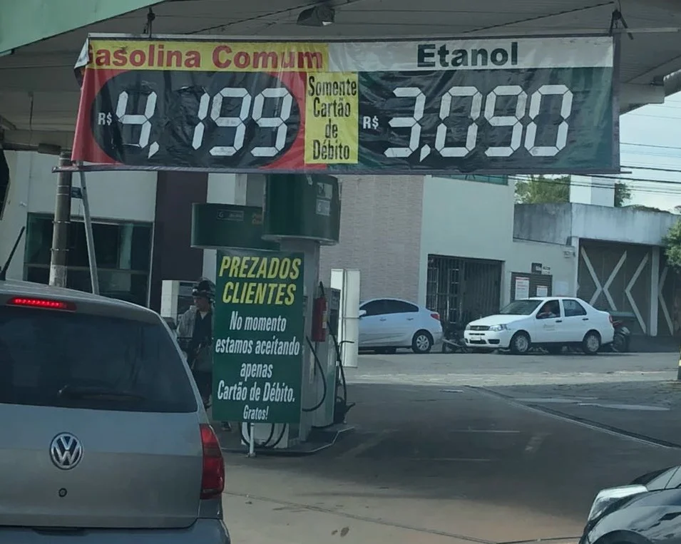 Gasolina atinge maior valor em refinarias desde que reajustes passaram a ser diários