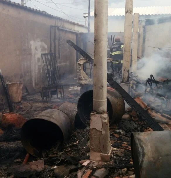 incendio em estabelecimento de aparecida foto cbmgo.jpg