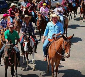 jose vitti em cavalgada em varjao.jpg