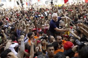 lula com militantes antes da prisao sabado 07 04 18 foto marlene bergamo folhapress