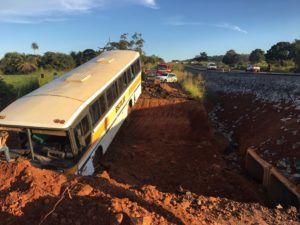 acidente onibus escolar neropolis div bombeiros.jpg