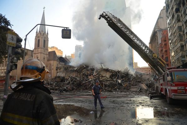 Incêndio em prédio de SP teve gritos, correria e até portão de saída trancado