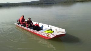 Bombeiros fazem busca lago corumba.jpg