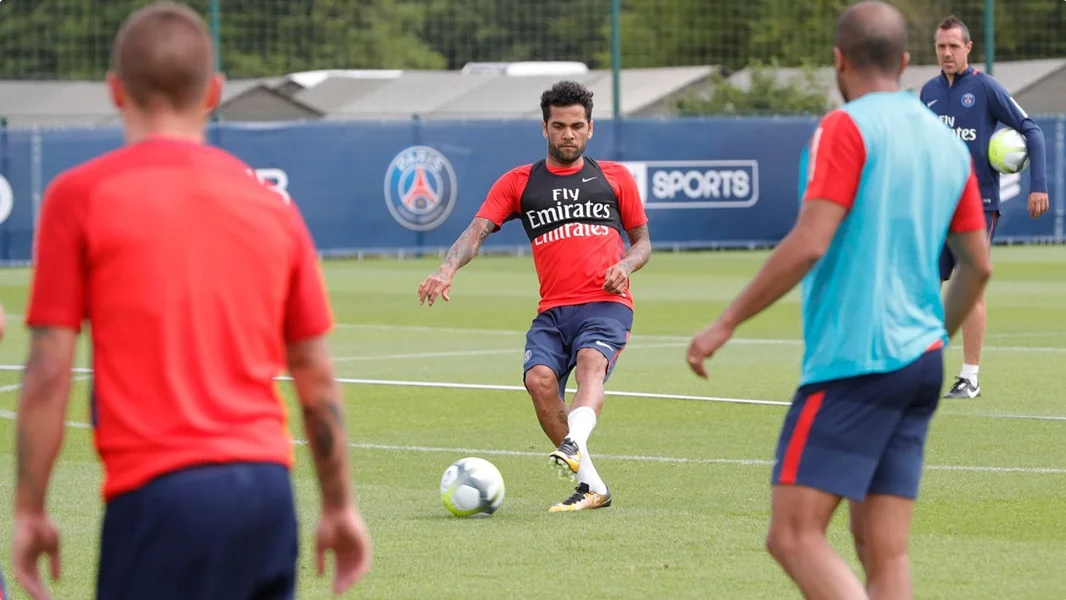 daniel alves foto PSG fotos publicas.jpeg