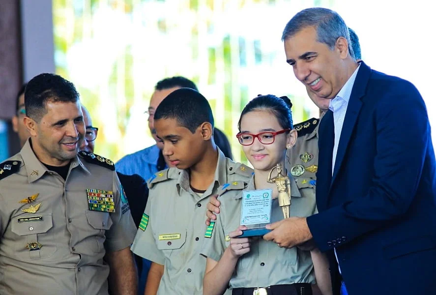 jose eliton com estudantes do colegio militar.jpg