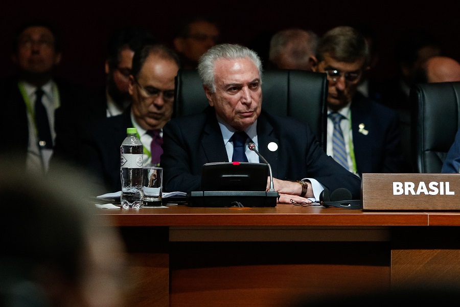 temer microfone sentado foto Alan Santos-PR.jpg