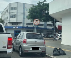 carro estacionado em local proibido em goiania foto thais dutra.jpg