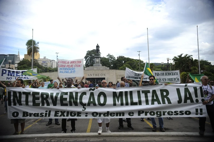 protesto intervenção militar foto fernando frazão agencia brasil 2014.jpg