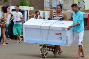 Troca de geladeiras Enel - fotos Alex Malheiros (5).jpg