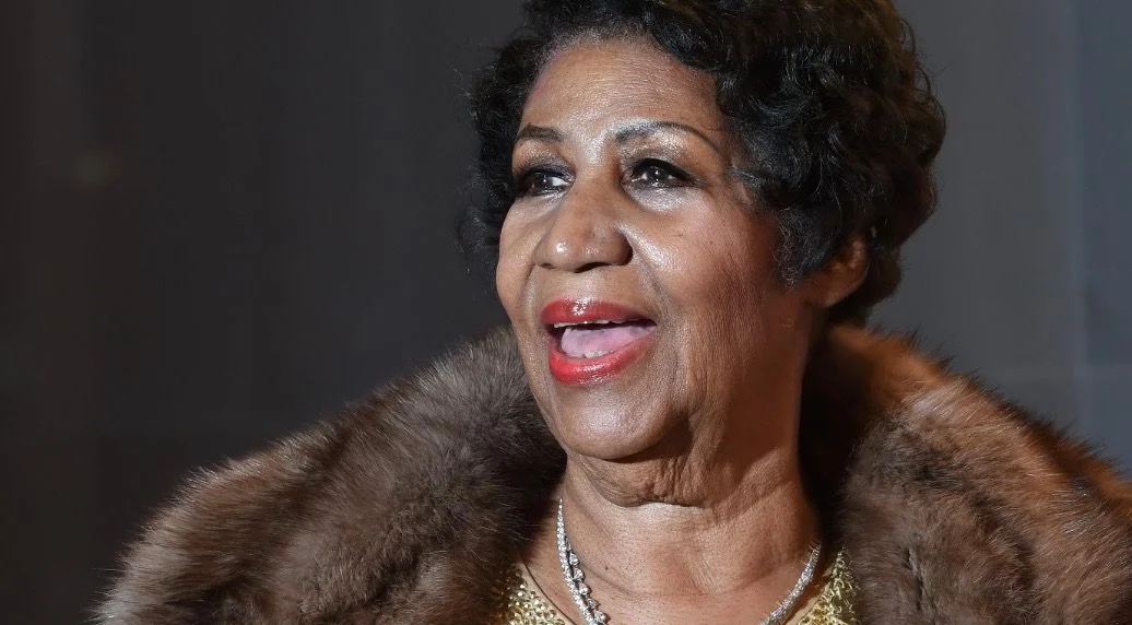 Com caixão de ouro e salto alto vermelho, Aretha Franklin é velada nos EUA