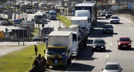 Parte dos líderes dos caminhoneiros abre diálogo com rivais de Bolsonaro