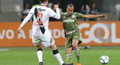 Deyverson decide, e Palmeiras vence Vasco na estreia de Felipão em casa