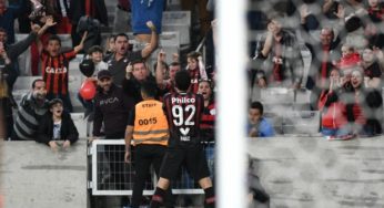 Atlético-PR faz dois em cada tempo e goleia América-MG