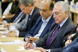 temer-assina-liberacao-foto-Cesar-Itibere.jpg