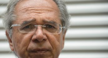 Guru de Bolsonaro, Paulo Guedes vota no Rio e evita a imprensa