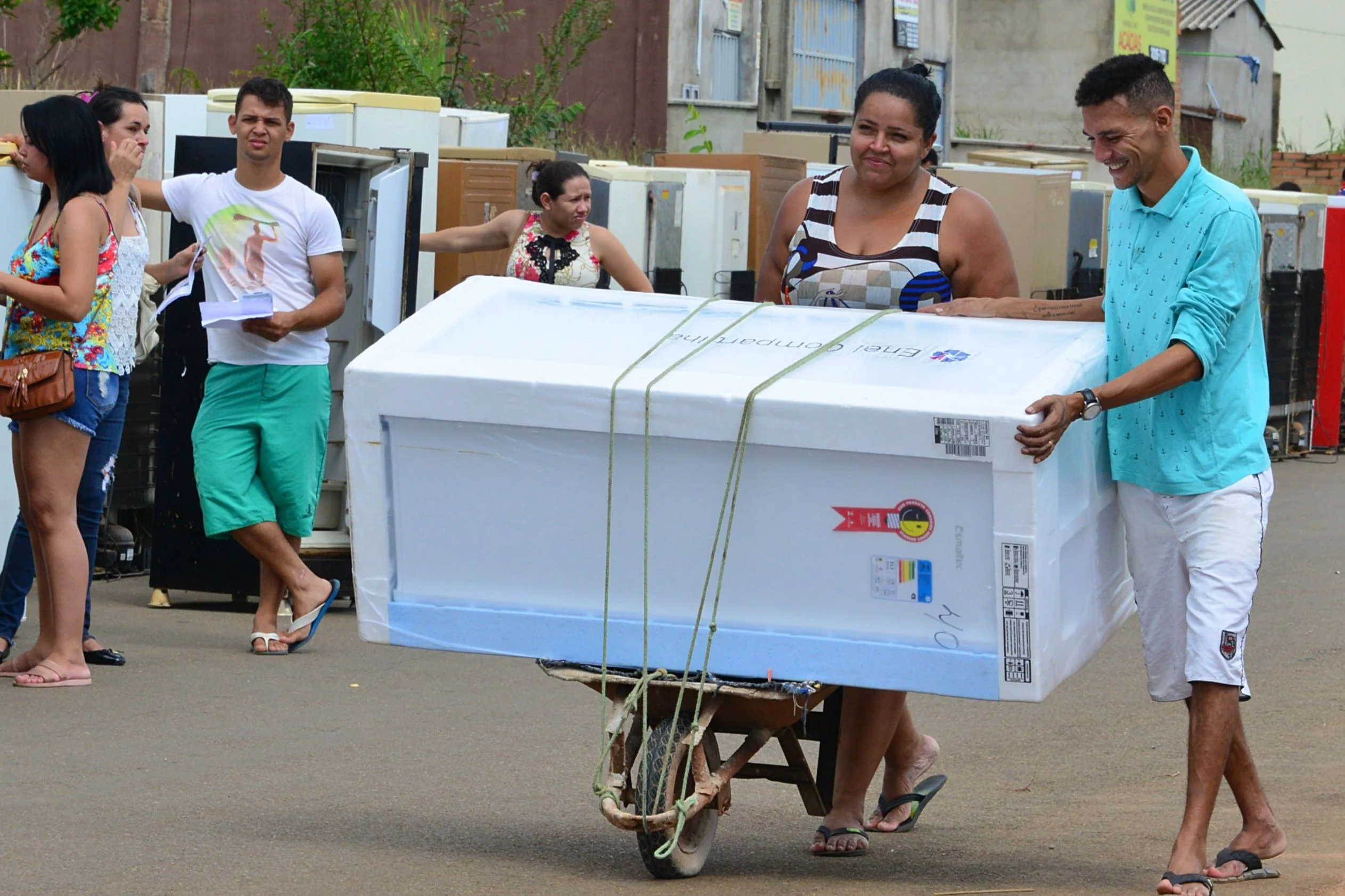 Troca de geladeiras Enel - fotos Alex Malheiros (5) (2).jpg