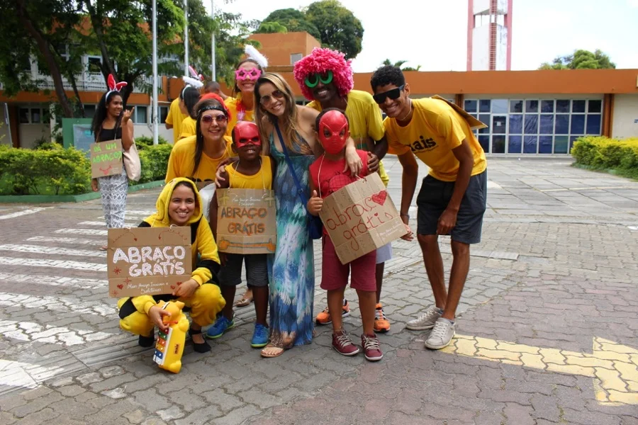 abraco-gratis-foto-educa-mais.jpg