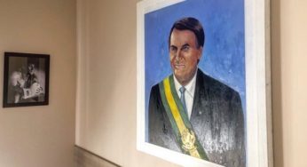 Bolsonaro posta foto com quadro em que aparece com faixa presidencial