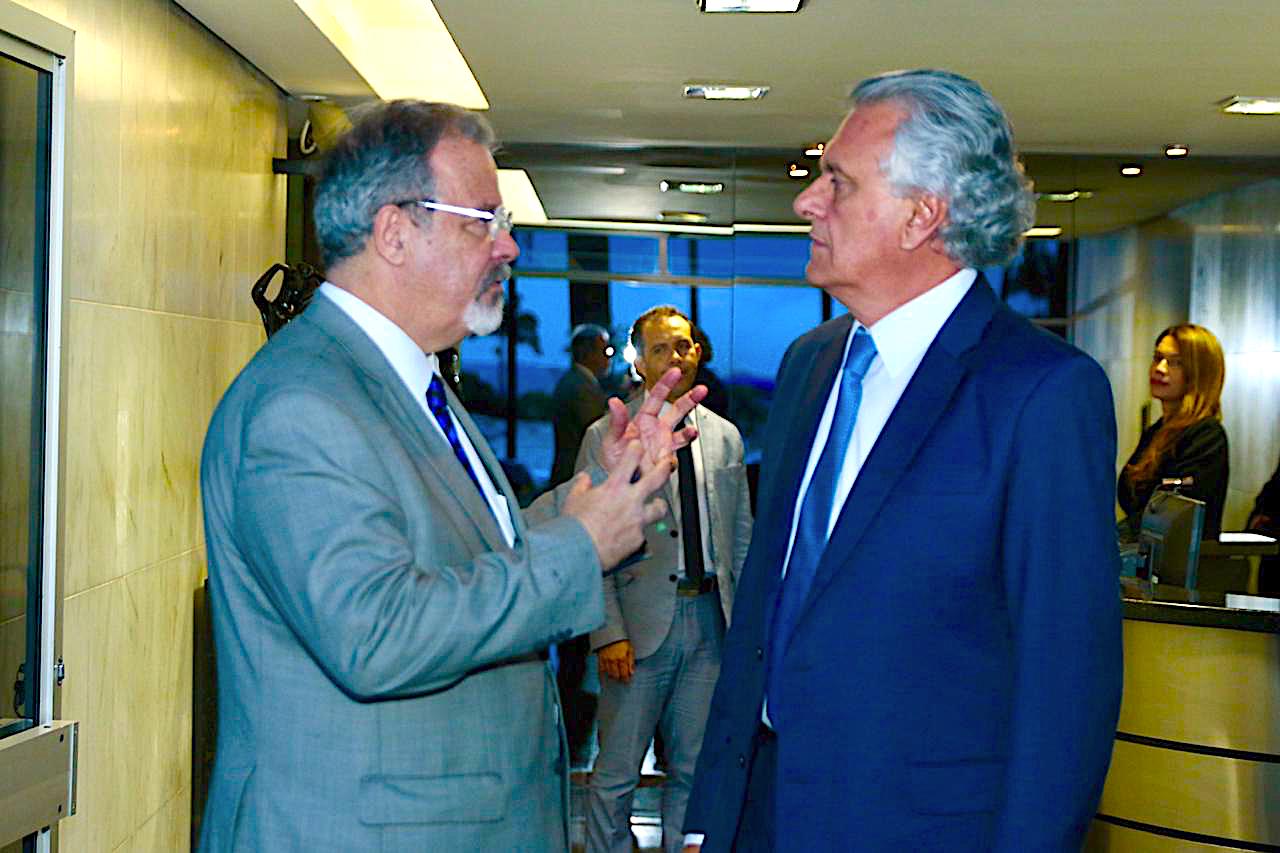 Ministro Raul Jungman (Esq.) atende Ronaldo Caiado (Foto Divulgação, 06/11/18)