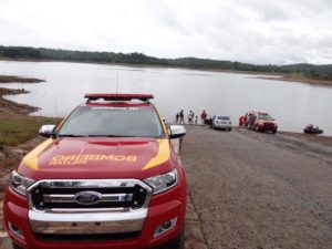 Helicóptero foi parar a 18 metros de profundidade (foto divulgação CBMGO)