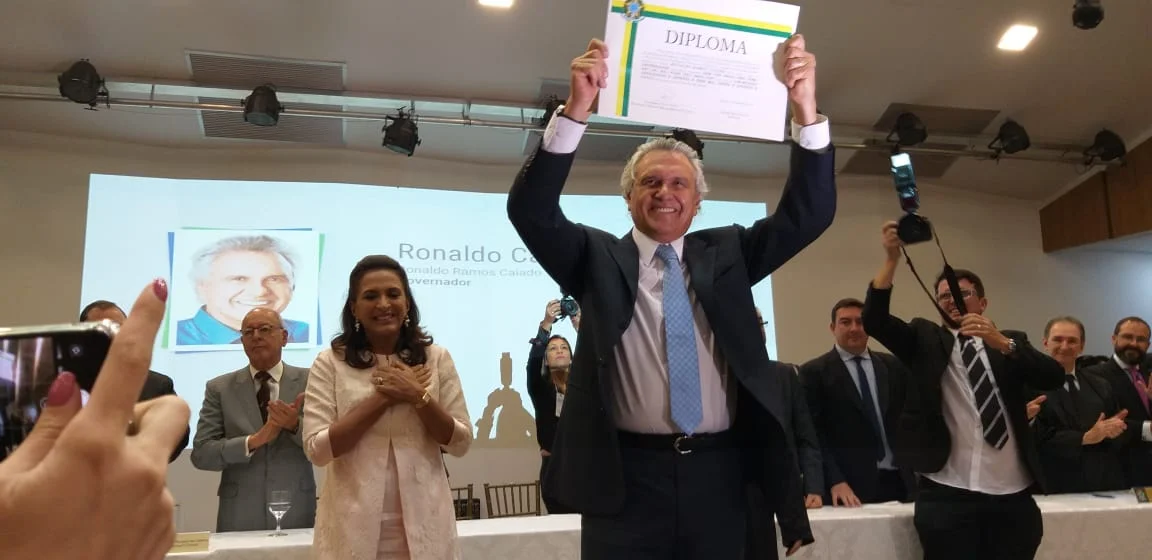 Caiado apresenta o diploma de governador eleito recebido do TRE (Foto Paulo José)