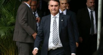 Bolsonaro divulga foto almoçando e agradece orações