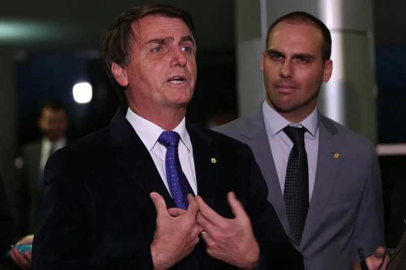 Bolsonaro corrige o que pensa o filho, Eduardo, sobre pena de morte (foto divulgação)